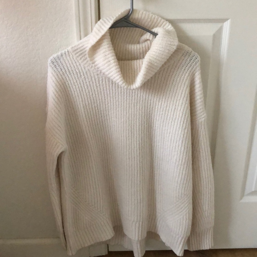Warm & Cozy Cream/White Turtleneck Sweater!